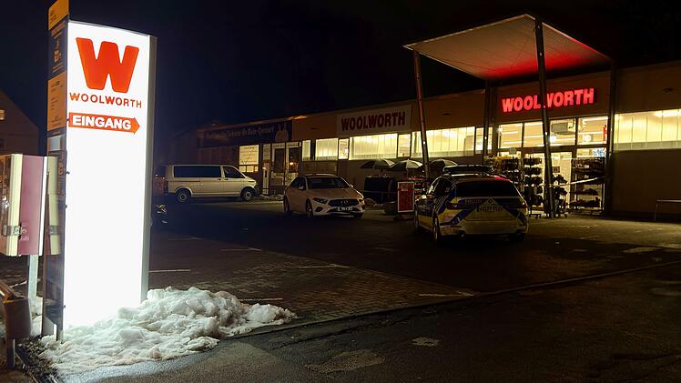 Raub&uuml;berfall: T&auml;ter m&ouml;glicherweise bewaffnet auf der Flucht &ndash; Polizei bittet um Hinweise