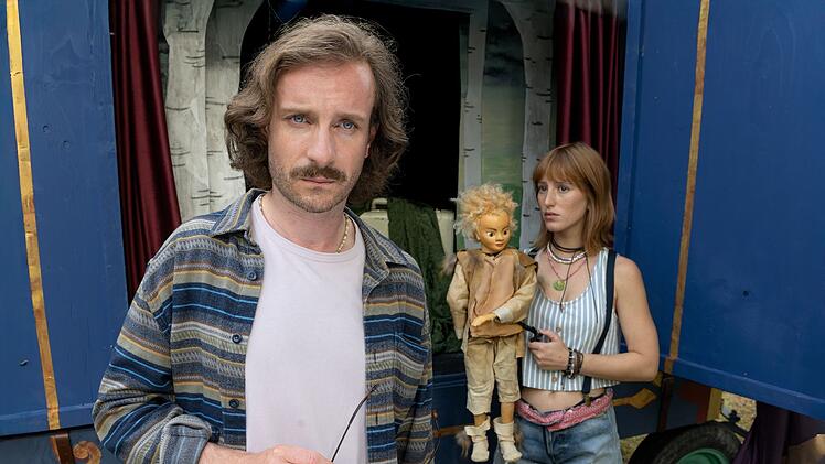 Simon (Max Rothbart) wird gemeinsam mit Puppenspielerin Rosalie (Leah Lavinia) durch das Land ziehen.