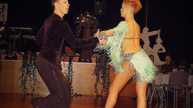 Einer der Höhepunkte des Abends war der Auftritt des erfolgreichsten deutschen Latein-Tanzpaares Marius Balan und Nina Bezzubova. Fotos: Gabi Arnold