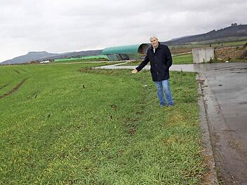 Bürgermeister Bernhard Storath weist auf das rund 4000 Quadratmeter große Grundstück am nördlichen Ortseingang von Ebensfeld, auf dem im nächsten Jahr das neue Feuerwehrhaus gebaut werden soll. Foto: Matthias Einwag