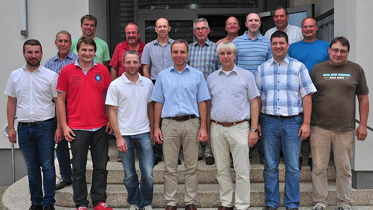 Der Zweckverband zur Wasserversorgung der Theres Gruppe hat sich 2014 neu konstituiert. Unser Bild zeigt (vorne von links) den Schonunger Bürgermeister Stefan Rottmann, Roland Klement, Wolfgang Rothländer, den Verbandsvorsitzenden und Bürgermeister der Gemeinde Theres, Matthias Schneider, seinen Stellvertreter Manfred Rott, den Gädheimer Bürgermeister Peter Kraus und den Wasserwart Stefan Hahn sowie (hinten von links) den Geschäftsleiter der Verwaltungsgemeinschaft Theres, Winfried Stark, Jür...