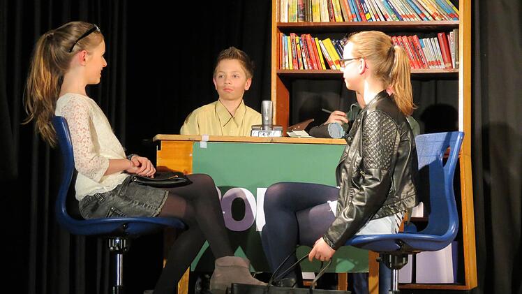 Zwei Internatsschülerinnen werden verhört. Schließlich muss Licht in das Dunkel gebracht werden. Foto: Doris Bauer