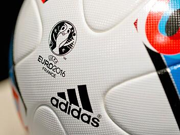 Adidas wird wohl Ausrüster der deutschen National-elf bleiben. Foto: Archiv/Daniel Karmann, dpa