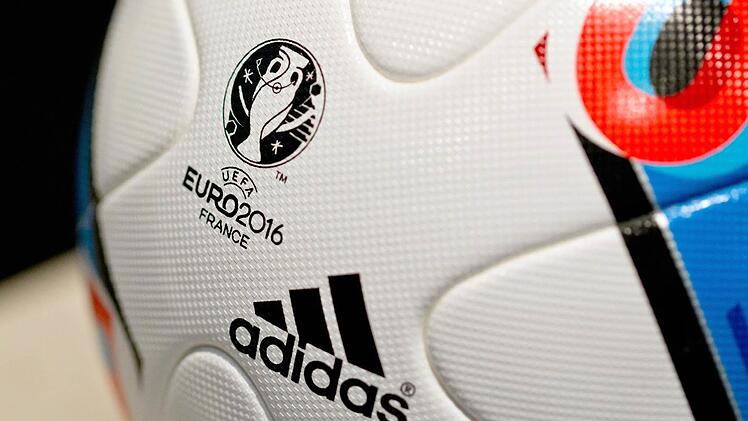 Adidas wird wohl Ausrüster der deutschen National-elf bleiben. Foto: Archiv/Daniel Karmann, dpa