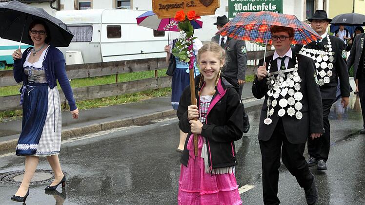 Am Festumzug in Wallenfels nahmen auch auswärtige Schützenvereine teil. Foto: Michael Wunder