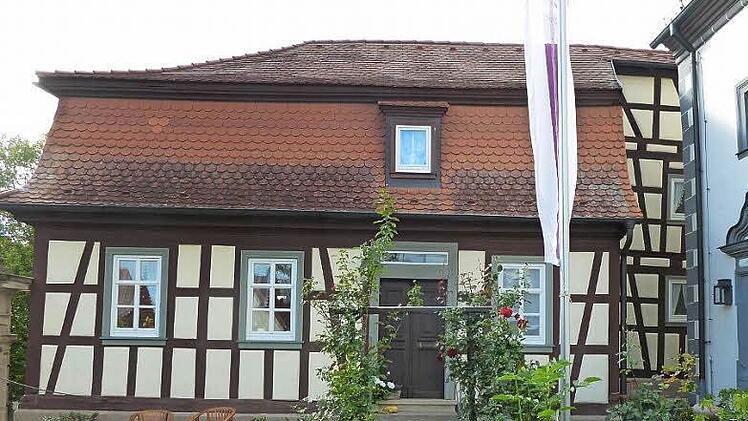 Das ehemalige Schulhaus in Hellingen ist auch eine Station für den Rundgang im Blick auf die historische Persönlichkeit Edmund Stubenrauch. Foto: Gerold Snater