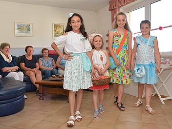 Die jungen Models üben schon fleißig für den Auftritt am Sonntag. Margarete Bömmel (links) hat die Kleider für Joudi Ghafir, Tala Ghafir, Laura Kiesel und Milena Kiesel entworfen und genäht.  Foto: Björn Hein