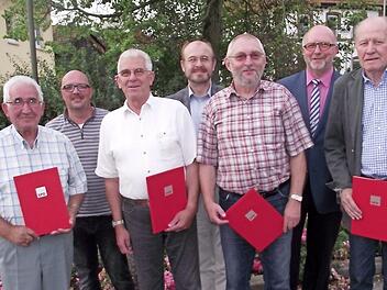 Der SPD-Ortsverein Hummendorf dankte jahrzehntelangen Mitgliedern (von links): Hermann Leppert, Kreisgeschäftsführer Thilo Moosmann, Otto Roth, Kreisvorsitzender Ralf Pohl, Günter Oßwald, Bürgermeister Egon Herrmann und Hans-Jürgen Koch. Foto: Dieter Wolf