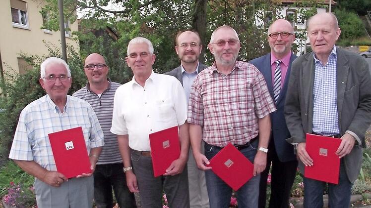 Der SPD-Ortsverein Hummendorf dankte jahrzehntelangen Mitgliedern (von links): Hermann Leppert, Kreisgeschäftsführer Thilo Moosmann, Otto Roth, Kreisvorsitzender Ralf Pohl, Günter Oßwald, Bürgermeister Egon Herrmann und Hans-Jürgen Koch. Foto: Dieter Wolf