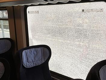 Eine der zersplitterten Scheiben:  Mitten auf der Fahrt zerbarsten bei einem voll besetzten Zug mehrere Scheiben.  Foto: Bundespolizei