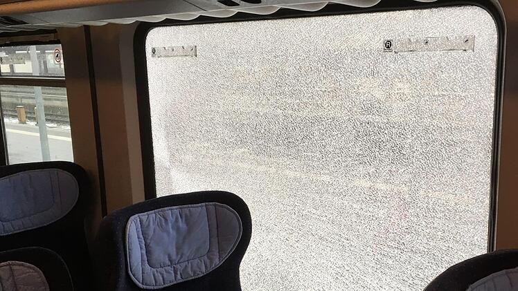 Eine der zersplitterten Scheiben:  Mitten auf der Fahrt zerbarsten bei einem voll besetzten Zug mehrere Scheiben.  Foto: Bundespolizei
