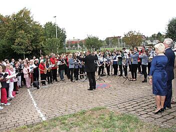 Die Aktiven des Sängerkreises und des Nordbayerischen Musikbundes unter der Leitung von Clemens Vykydal Foto: Richard Sänger