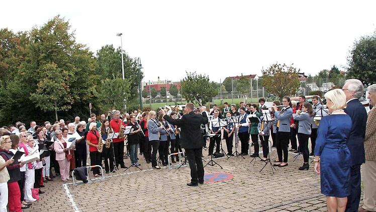 Die Aktiven des Sängerkreises und des Nordbayerischen Musikbundes unter der Leitung von Clemens Vykydal Foto: Richard Sänger