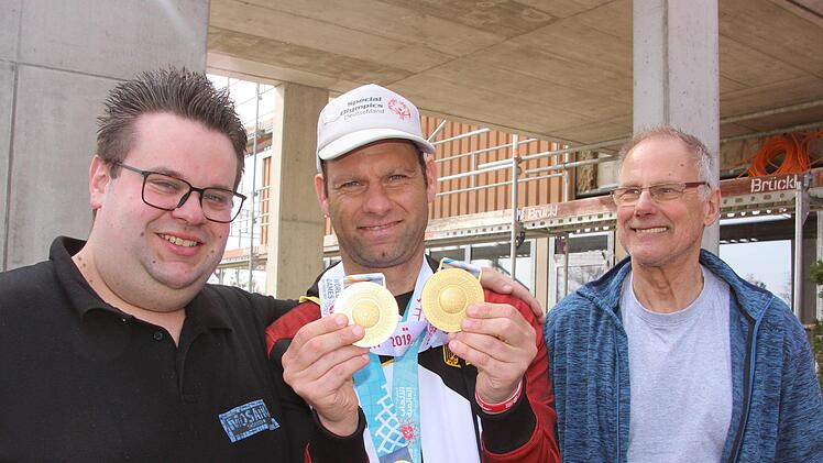 Thorsten Dennerlein und Herbert Weidner (Vater) freuen sich mit Goldmedaillen-Star Stefan Weidner.Diana Fuchs
