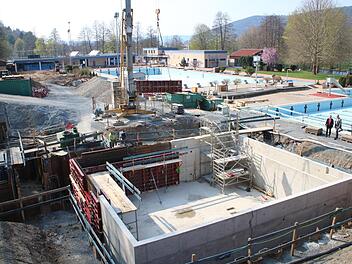 In ein paar Wochen ist Saisonbeginn: Im Kulmbacher Freibad gibt es noch viel zu tun. Foto: Jürgen Gärtner