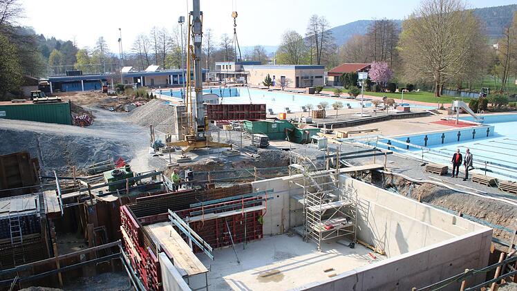 In ein paar Wochen ist Saisonbeginn: Im Kulmbacher Freibad gibt es noch viel zu tun. Foto: Jürgen Gärtner
