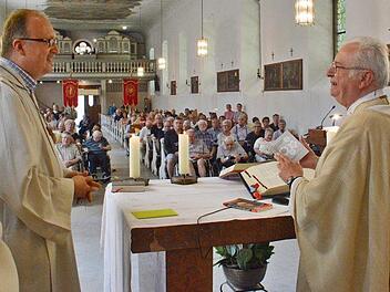 Pater Gottfried Scheer dankte "seinem Gemeindereferenten" für das gute Miteinander und gemeinsam gestaltete Gottesdienste. Foto: Friedrich