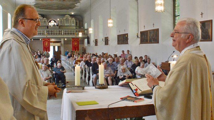 Pater Gottfried Scheer dankte "seinem Gemeindereferenten" für das gute Miteinander und gemeinsam gestaltete Gottesdienste. Foto: Friedrich
