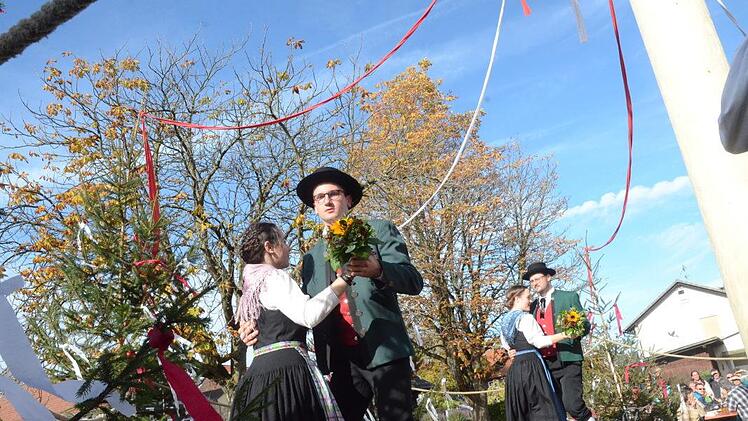 Der Plantanz ist große Tradition nachdem die Burschen ihre Einhaltmadla von Zuhause mit Musikbegleitung abgeholt haben.  Foto: Karl-Heinz Hofmann