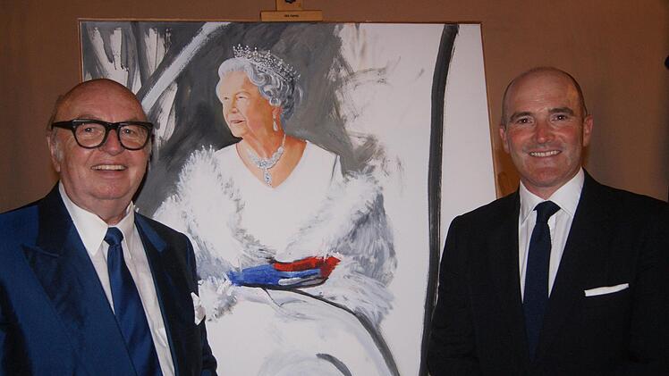 Cleff III. (links) mit dem britischen Generalkonsul Simon Kendall 2019 in Coburg, im Hintergrund das Porträt der englischen Königin Elizabeth II. Fotos: privat