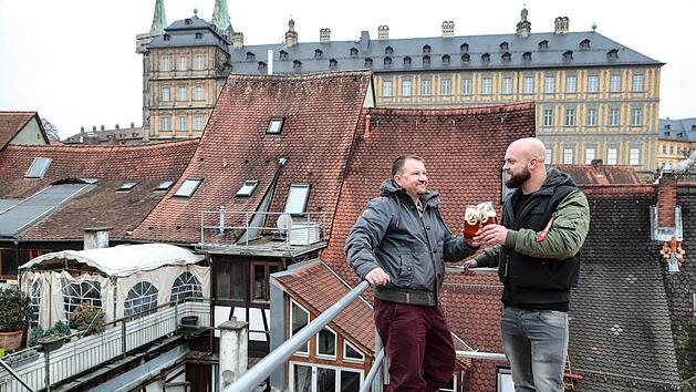 Freuen sich auf die neue Aufgabe: Brauer Tim Heim (rechts) sowie Gesch&auml;ftsf&uuml;hrer und Teilhaber Johannes Hippacher.  Foto: Matthias Hoch