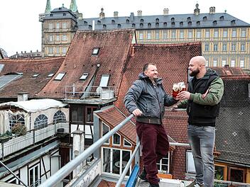 Freuen sich auf die neue Aufgabe: Brauer Tim Heim (rechts) sowie Geschäftsführer und Teilhaber Johannes Hippacher.  Foto: Matthias Hoch