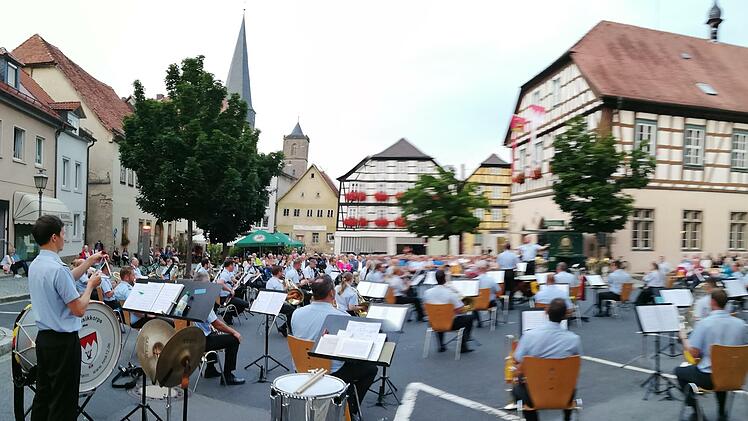Konzert des Veitshöchheimer Heeresmusikkorps auf dem Münnerstädter Marktplatz. Foto: Heike Beudert