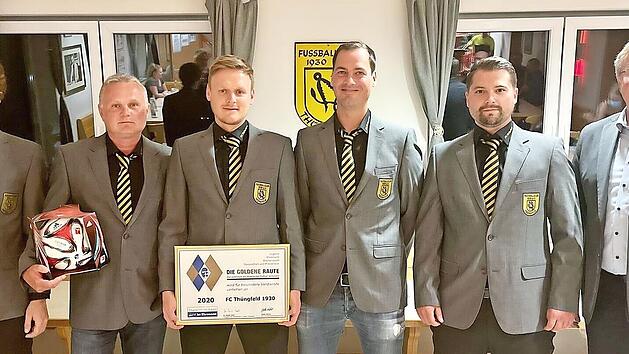 Sie leiten die Geschicke des FC Th&uuml;ngfeld und freuen sich &uuml;ber die Ehrung durch den BFV mit der Verleihung der &bdquo;Goldenen Raute&ldquo;, von links: Kassier Bernd Giehl, Dritter Vorsitzender Markus Feller, Vorsitzender Daniel Bickel, Zweiter Vorsitzender Stephan Rehberger, Schriftf&uuml;hrer Florian Schenkel und der Zweite B&uuml;rgermeister der Stadt Schl&uuml;sselfeld, Bernhard Seeger.