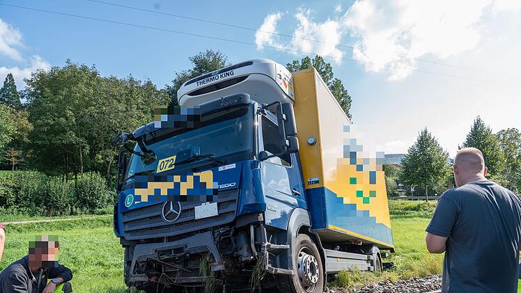 Lastwagen auf Abwegen: Bahngleise blockiert und Zugverkehr eingestellt