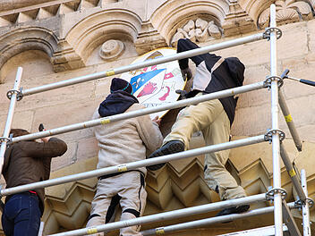 Bamberg: Neues Papstwappen am Dom angebracht