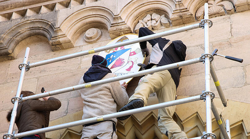 Bamberg: Neues Papstwappen am Dom angebracht