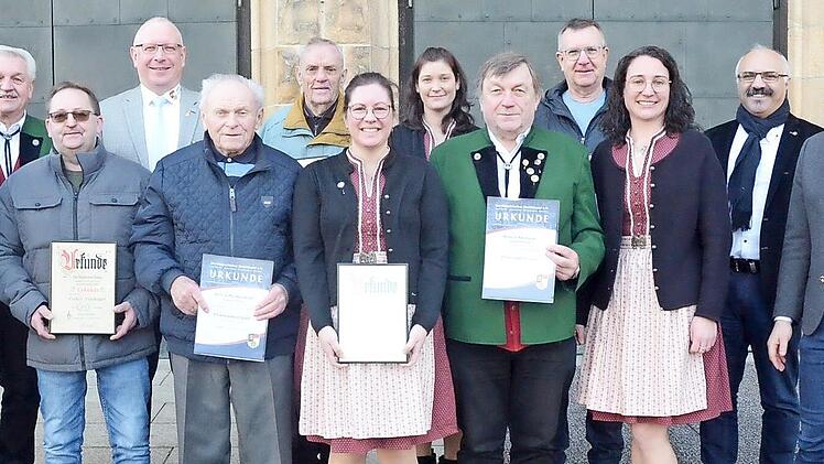 Hohe Ehrungen f&uuml;r verdiente Musiker beim Musikverein Pressig. Willi Suffa-Wei&szlig;kopf (vorne, 3.v.l., 65 Jahre Musikant), Roland Neubauer (5.v.r., 50 Jahre Musikant). Mit im Bild der Kreisvorsitzende des NBMB, Alexander Klug (4.v.l.) und Ehrenkreisvo...