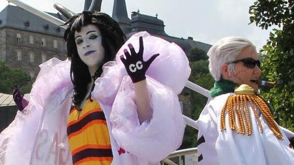 Zwei Fränkinnen sind deutsche Cosplay-Team-Meister: Tanja Keller als Cäsar Clown aus "One Piece" und ihre WG-Mitbewohnerin Anita Hemala als "Smoker" aus dem Manga "One Piece". Foto: nat