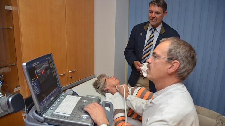 Eine wichtige Stütze zur Diagnostik einer verengten Halsschlagader ist die Ultraschalluntersuchung, die hier Chefarzt Eike Dedow an einer Probandin vorführt. Interessierter Beobachter ist stellvertretender Landrat Gerhard Wunder (rechts).  Foto: K.-H. Hofmann