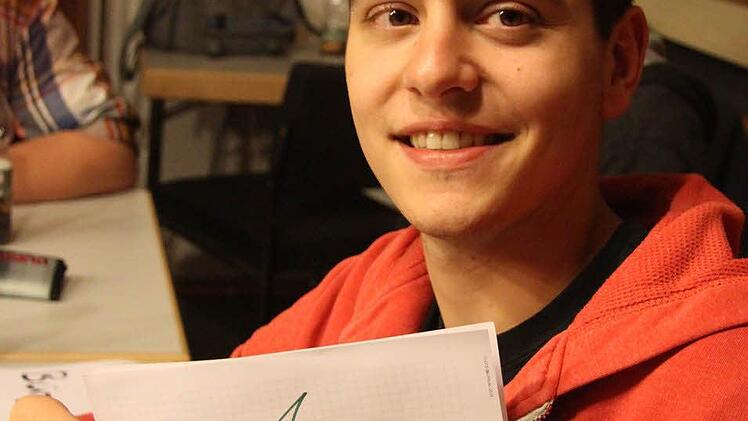 Zufällig setzte sich Tim Hennemann (19) auf den Platz von Bürgermeister Roland Wolfrum - und damit durfte er auch gleich die "Sitzungsleitung" übernehmen.