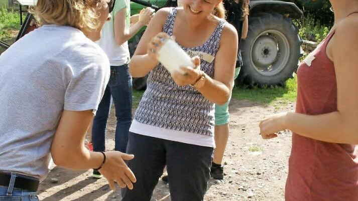 Kraft kostet es, selbst Butter zu schütteln, doch mit vereinten Kräften und Anfeuerung geht es überraschend schnell. In einer Minute und 18 Sekunden hatte die erste Dreier-Mannschaft die Sahne im Glas zu Butter und Buttermilch verwandelt. Fotos: Sabine Weinbeer