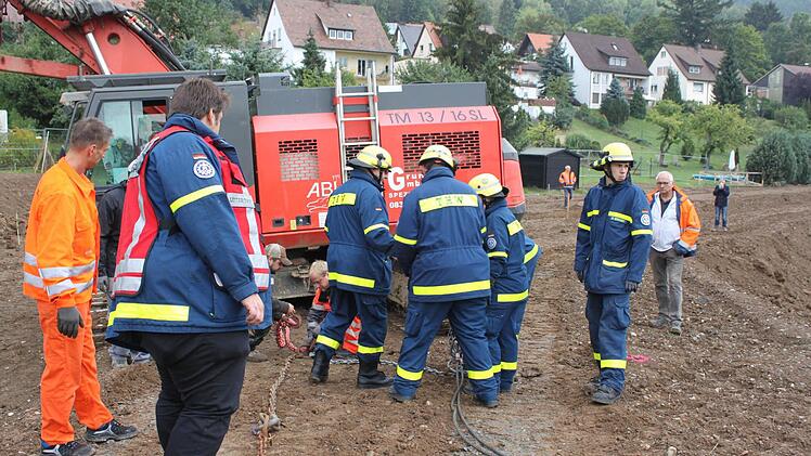 An der 60 Tonnen schweren Ramme werden Stahlseile angebracht, mit denen der Sattelzug gesichert wird.  Foto: Katrin Geyer