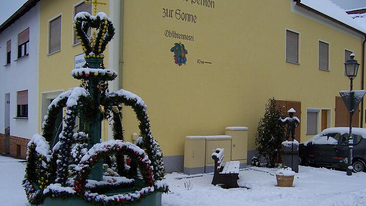 Osterbrunnen 2008 im Schnee. Foto: Wilhelm Sponsel