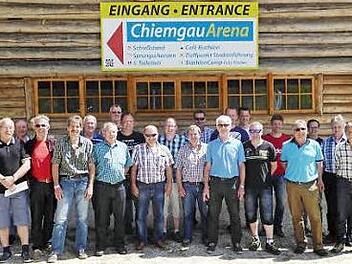 Die Altliga des TSV Stadtsteinach vor dem Eingang der Chiemgauarena mit Organisator Michael Feulner (links). Foto: privat
