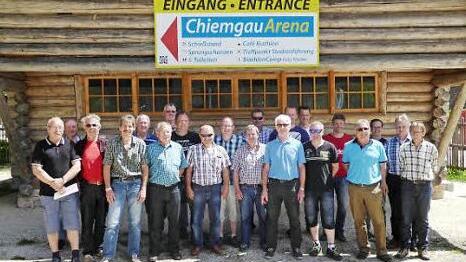 Die Altliga des TSV Stadtsteinach vor dem Eingang der Chiemgauarena mit Organisator Michael Feulner (links). Foto: privat