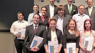 Die Prüfungsbesten der Berufsausbildung mit (obere Reihe, von links) Festredner Tobias Langmeyer, Wolfram Brehm und OB Henry Schramm, (von rechts) IHK-Vize Michael Möschel und Kreisrat Klaus Zahner.