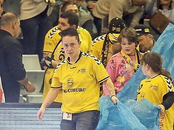 Zumindest die Plüschtier-Aktion des HSC Coburg war am Samstag ein voller Erfolg, denn mehr als 100 Tiere flogen während der Halbzeitpause auf die Spielfläche. Das Spiel gegen Magdeburg war dagegen aus HSC-Sicht eher ein Reinfall. Am Mittwochabend geht es gegen die SG Flensburg-Handewitt. Fotos: Timo Geldner