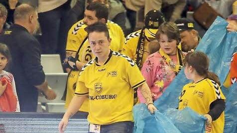 Zumindest die Plüschtier-Aktion des HSC Coburg war am Samstag ein voller Erfolg, denn mehr als 100 Tiere flogen während der Halbzeitpause auf die Spielfläche. Das Spiel gegen Magdeburg war dagegen aus HSC-Sicht eher ein Reinfall. Am Mittwochabend geht es gegen die SG Flensburg-Handewitt. Fotos: Timo Geldner