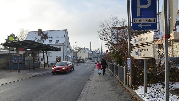 Seit 17. November ist die Schütt wieder freigegeben. Damit hat es die Stadt laut Bürgermeister Hacker geschafft, dass rechtzeitig zur Adventszeit wieder der erste, große Schritt hin zur Normalität einkehren kann. Der CSU war das zu wenig, sie hätte eine Öffnung der Straße gern vor der Martinikirchweih gehabt.  Foto: Bernhard Panzer