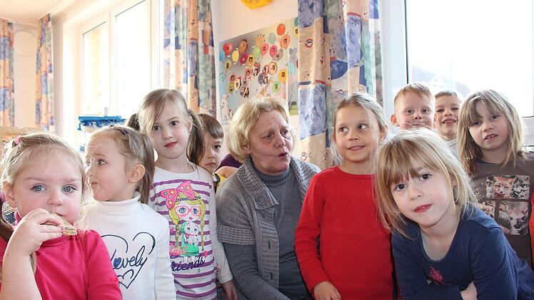Bärbel Slowik inmitten ihrer aktuellen Kindergartengruppe.Julia Raab