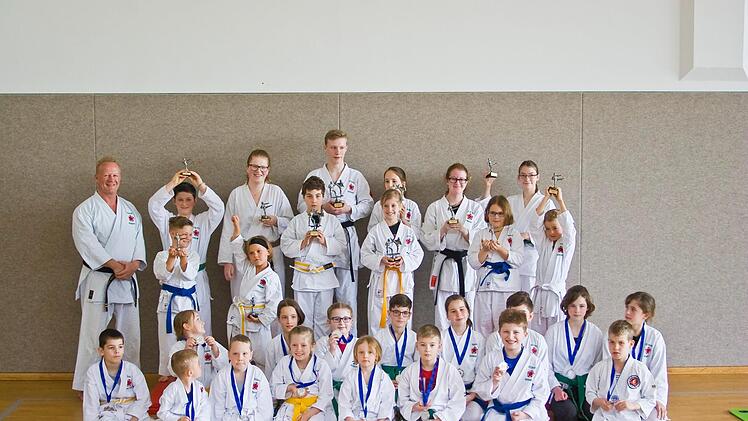 24 Kinder und Jugendliche der Uechi-Ryu Karateschule von Andreas Haberzettl (links) haben an der Kindermeisterschaft teilgenommen.