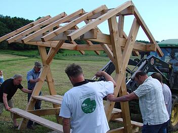Mehrere Helfer bauen die Bank in der Gemarkung Stangenroth  an einer Weggabelung zur Deponie auf.  Georg Scheuring