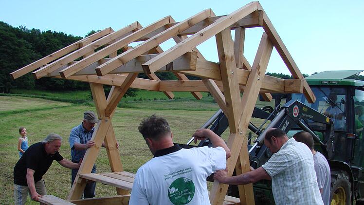 Mehrere Helfer bauen die Bank in der Gemarkung Stangenroth  an einer Weggabelung zur Deponie auf.  Georg Scheuring