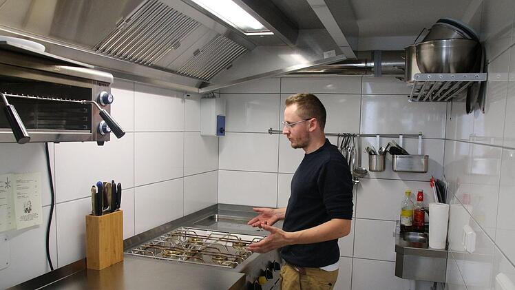 "Die Küche ist klein, aber für unsere Zwecke ausreichend", sagt Daniel Autsch.Foto: Ulrike Nauer