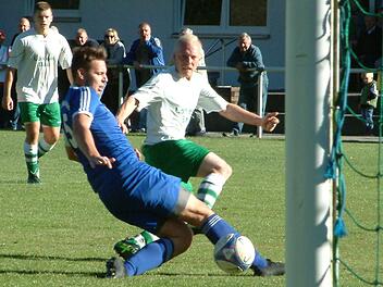 Szene aus dem Spiel FC Wallenfels - SV Friesen II (1:4). Der Friesener Patrick Peter (weißes Trikot) erzielt das 3:1 für seine Elf.  Foto: Hans Franz
